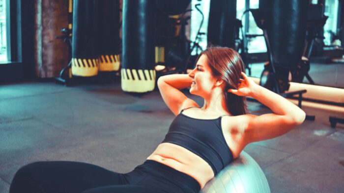 woman doing an ab workout at the gym