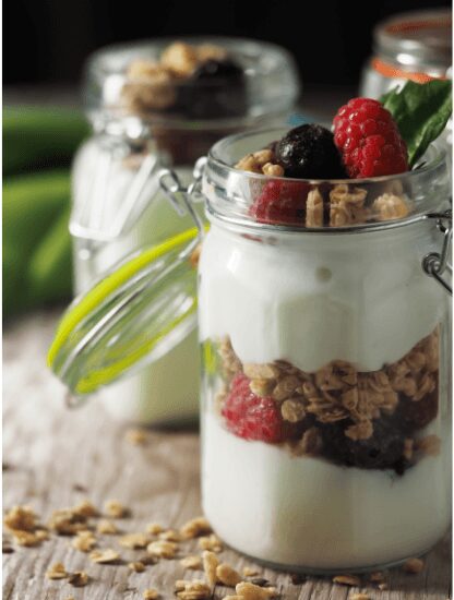 Yogurt with fruit and nuts is good for weight loss because it satisfies hunger and provides many nutrients. 